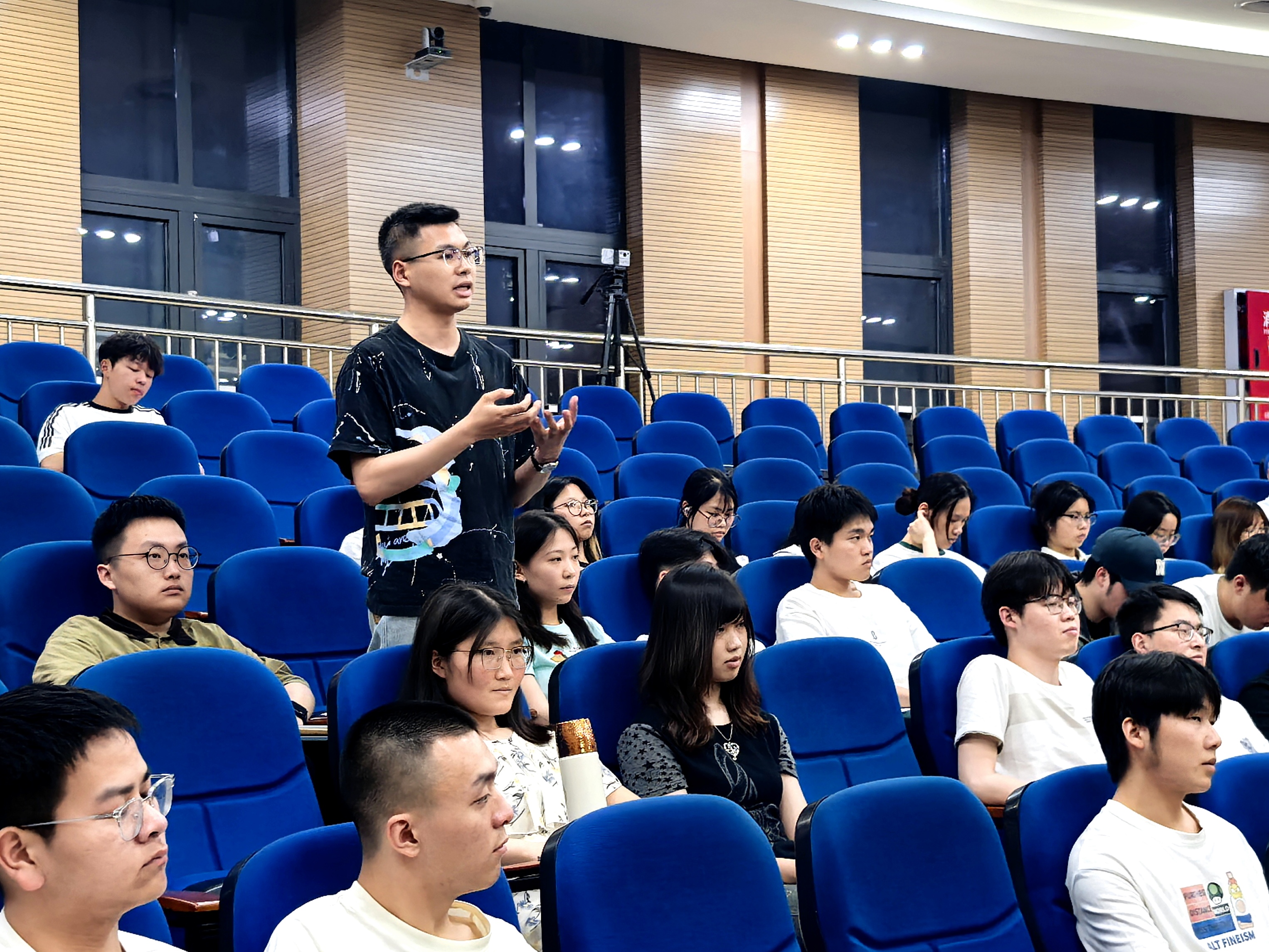 3.学生提问.jpg 3.学生提问.jpg