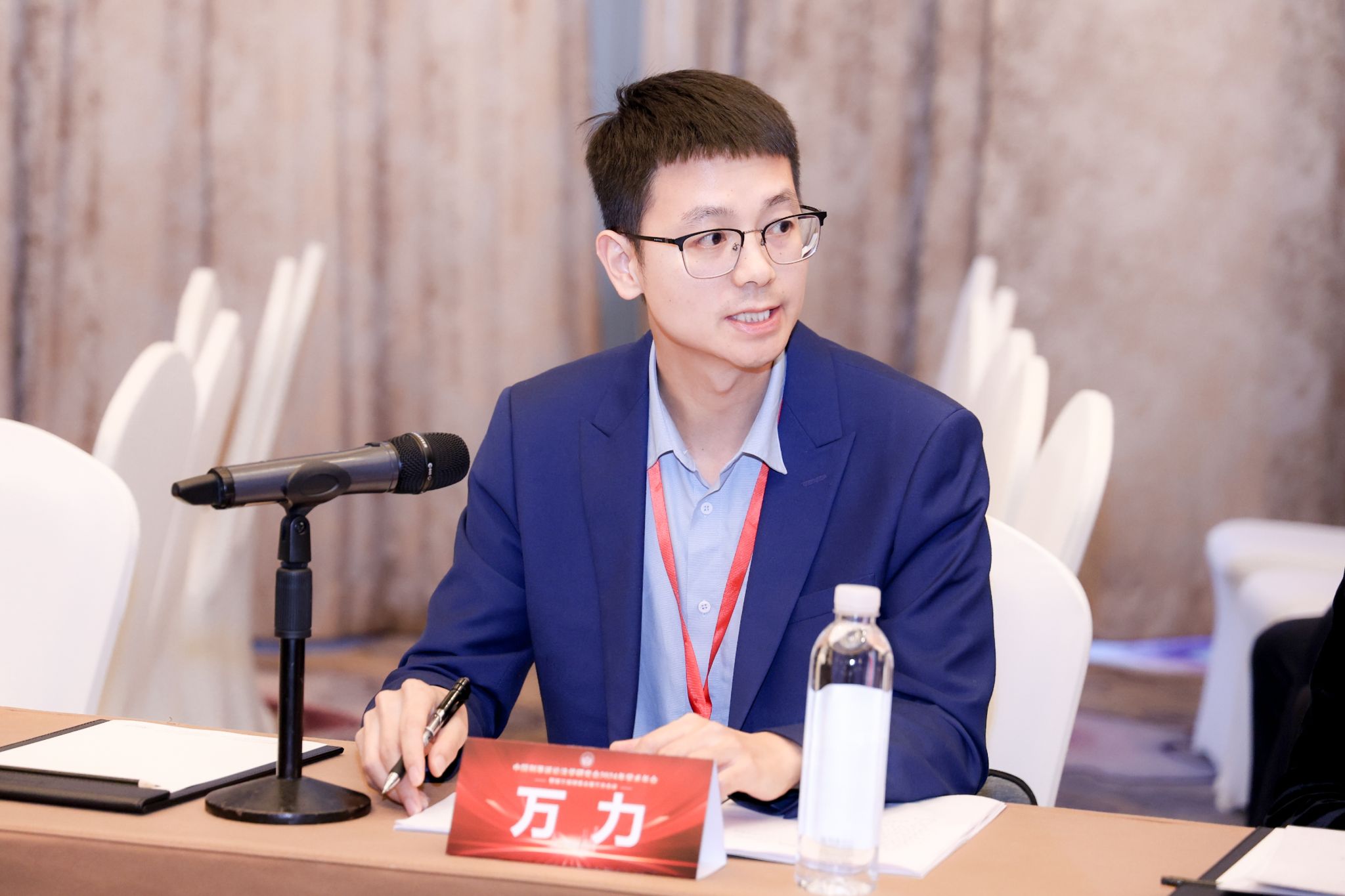 2.我院教师万力在研讨会上作交流发言.jpg 2.我院教师万力在研讨会上作交流发言.jpg