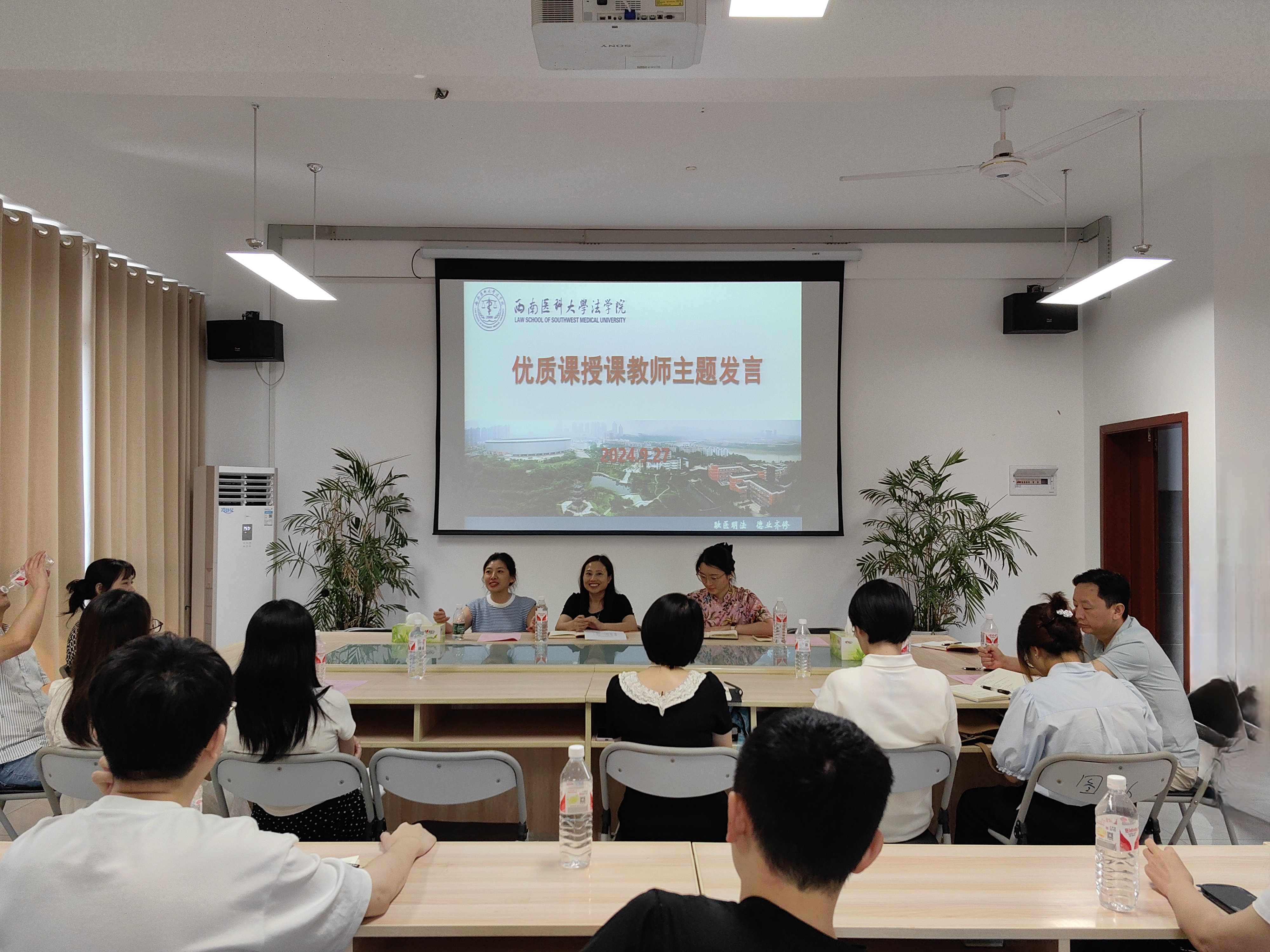 图4  与会教师现场交流课堂教学经验.jpg