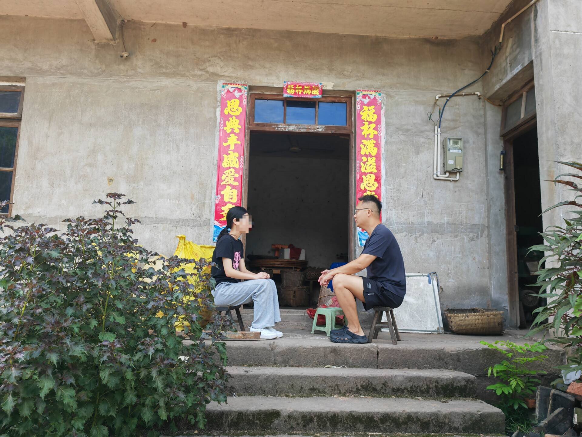 法学院学生科科长周正颐走访困难学生家庭.jpg 法学院学生科科长周正颐走访困难学生家庭.jpg