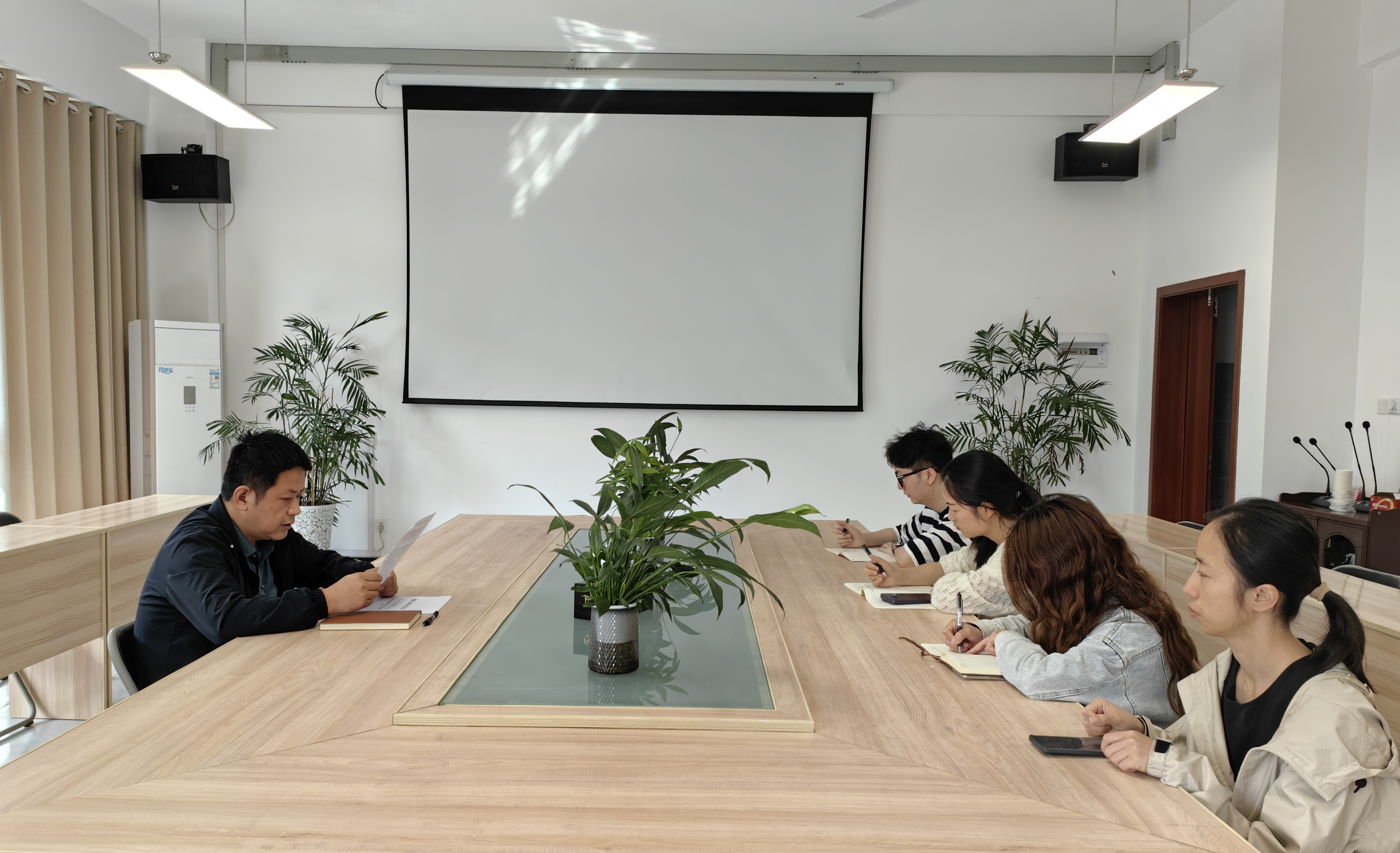 会议照片.jpg 会议照片.jpg