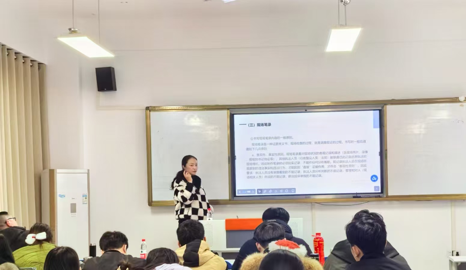 禹露老师为2024级法律硕士研究生授课近照.jpg 禹露老师为2024级法律硕士研究生授课近照.jpg