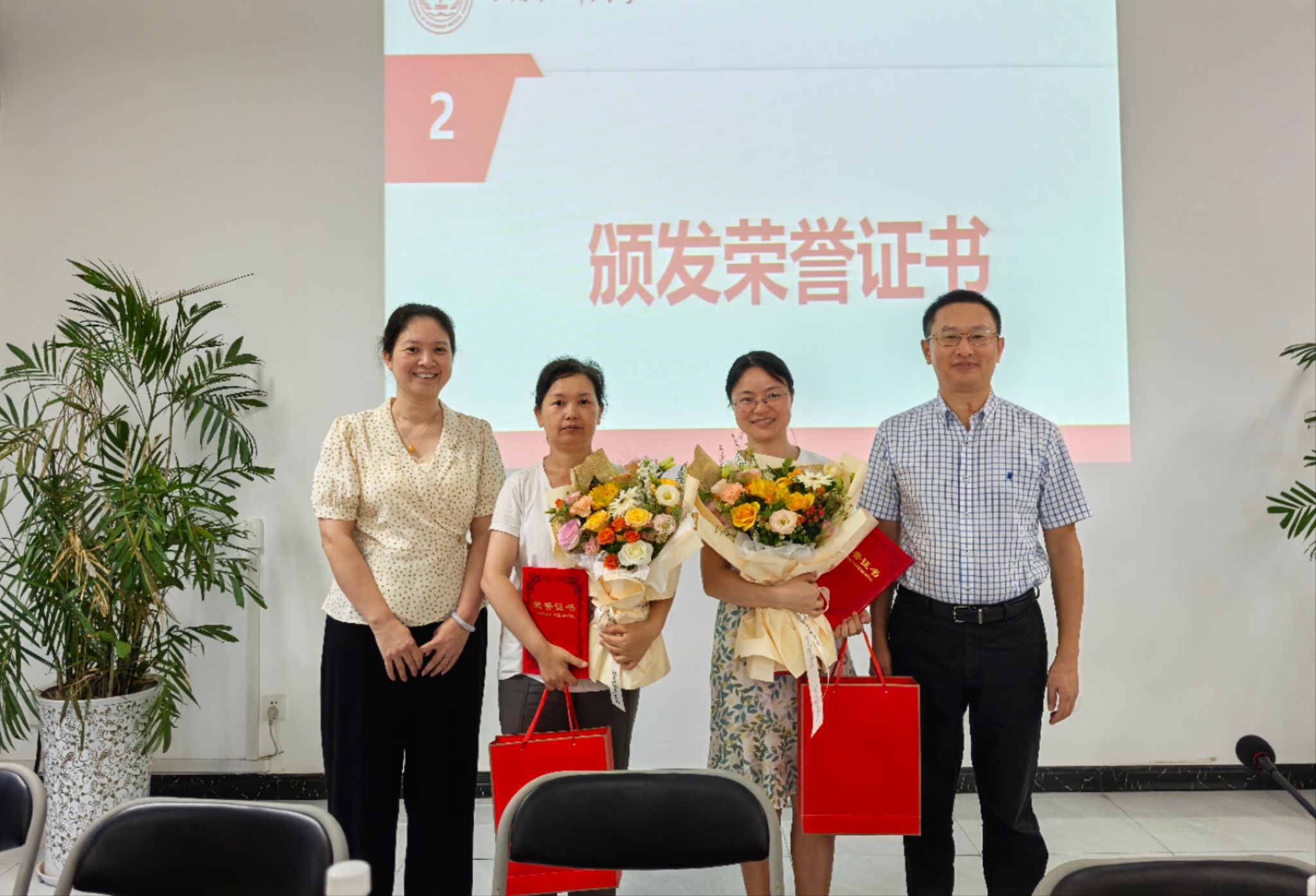 图2 法学院领导为获奖教师颁奖.jpg