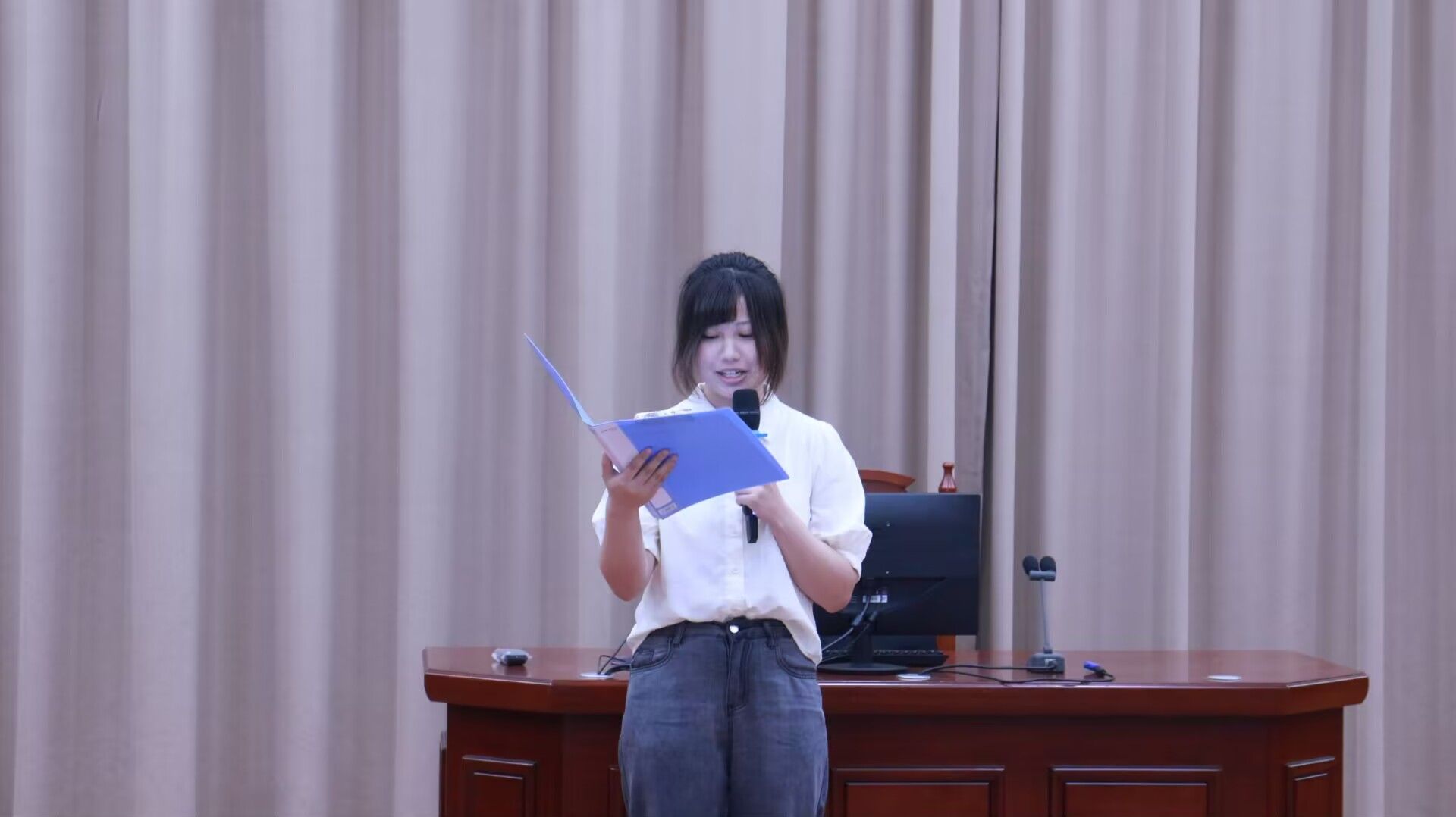 图5 本科新生代表许芷宁发言.jpg 图5 本科新生代表许芷宁发言.jpg