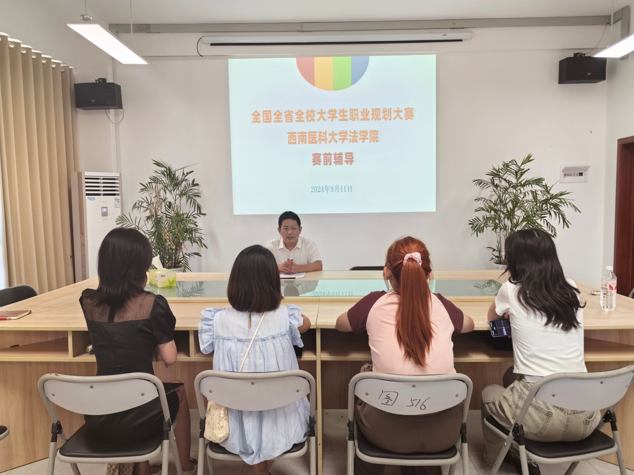 图2 范生根作赛前专题辅导.jpg 图2 范生根作赛前专题辅导.jpg