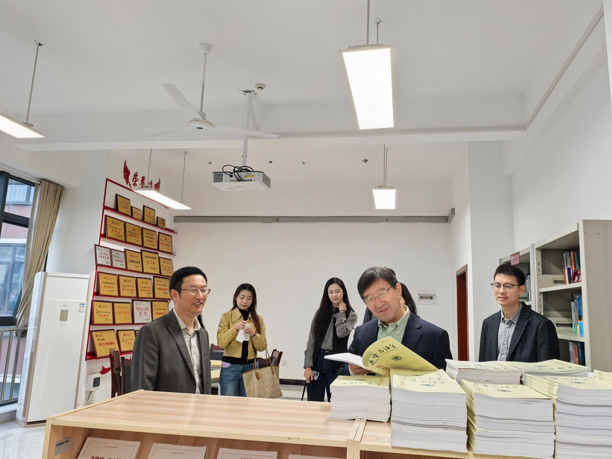 3.参观图书资料室.jpg 3.参观图书资料室.jpg