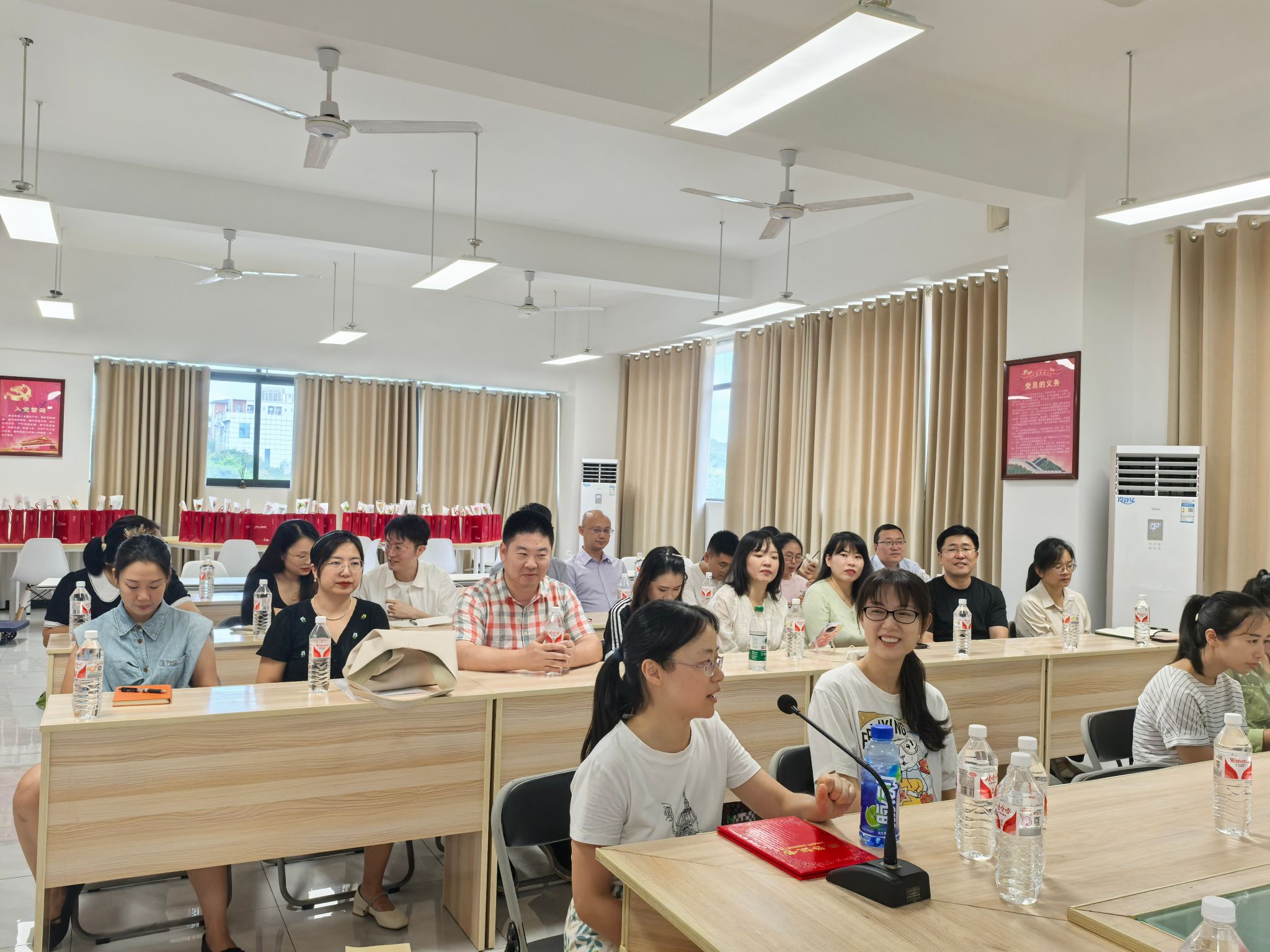 图3  获奖教师代表发言.jpg