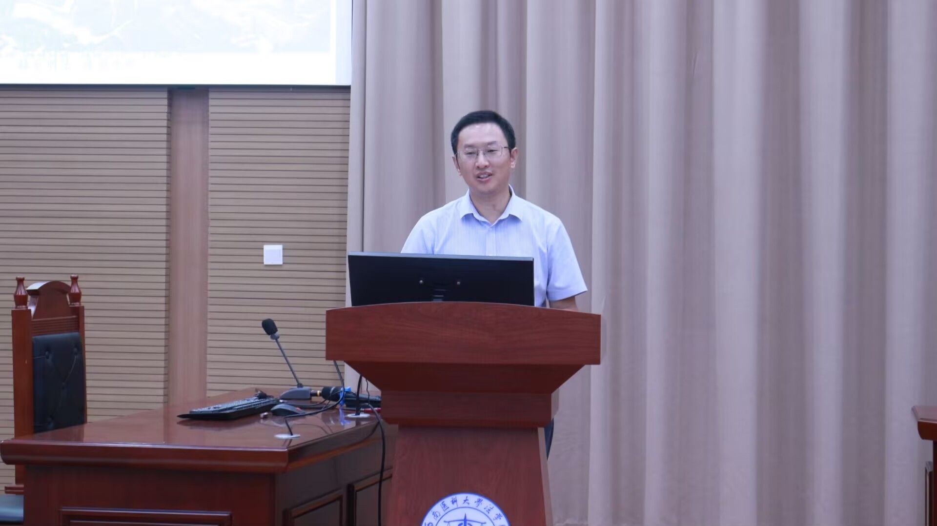 图3 罗刚院长作专业思想教育讲座.jpg 图3 罗刚院长作专业思想教育讲座.jpg