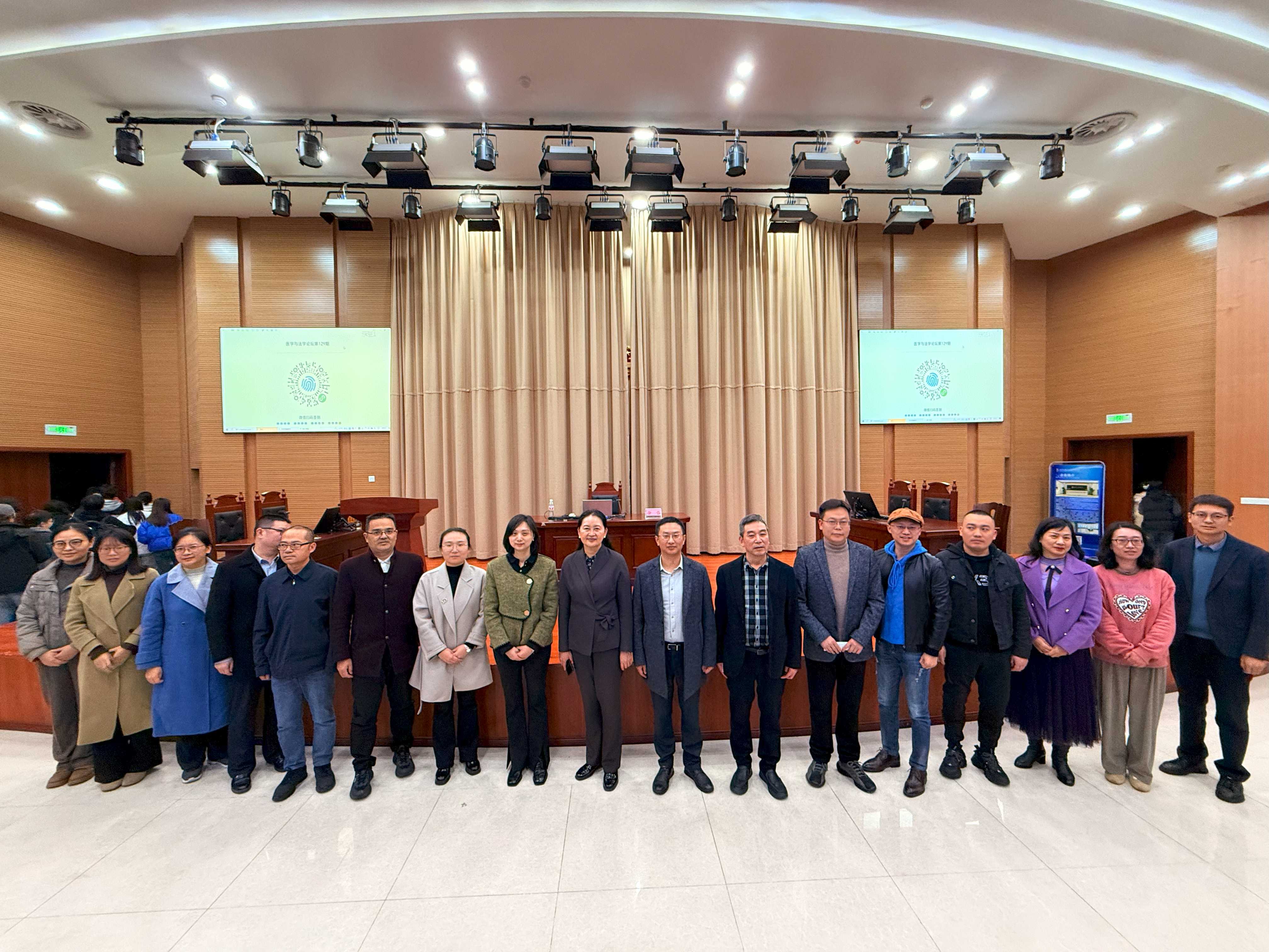 6.讲座合影.jpg