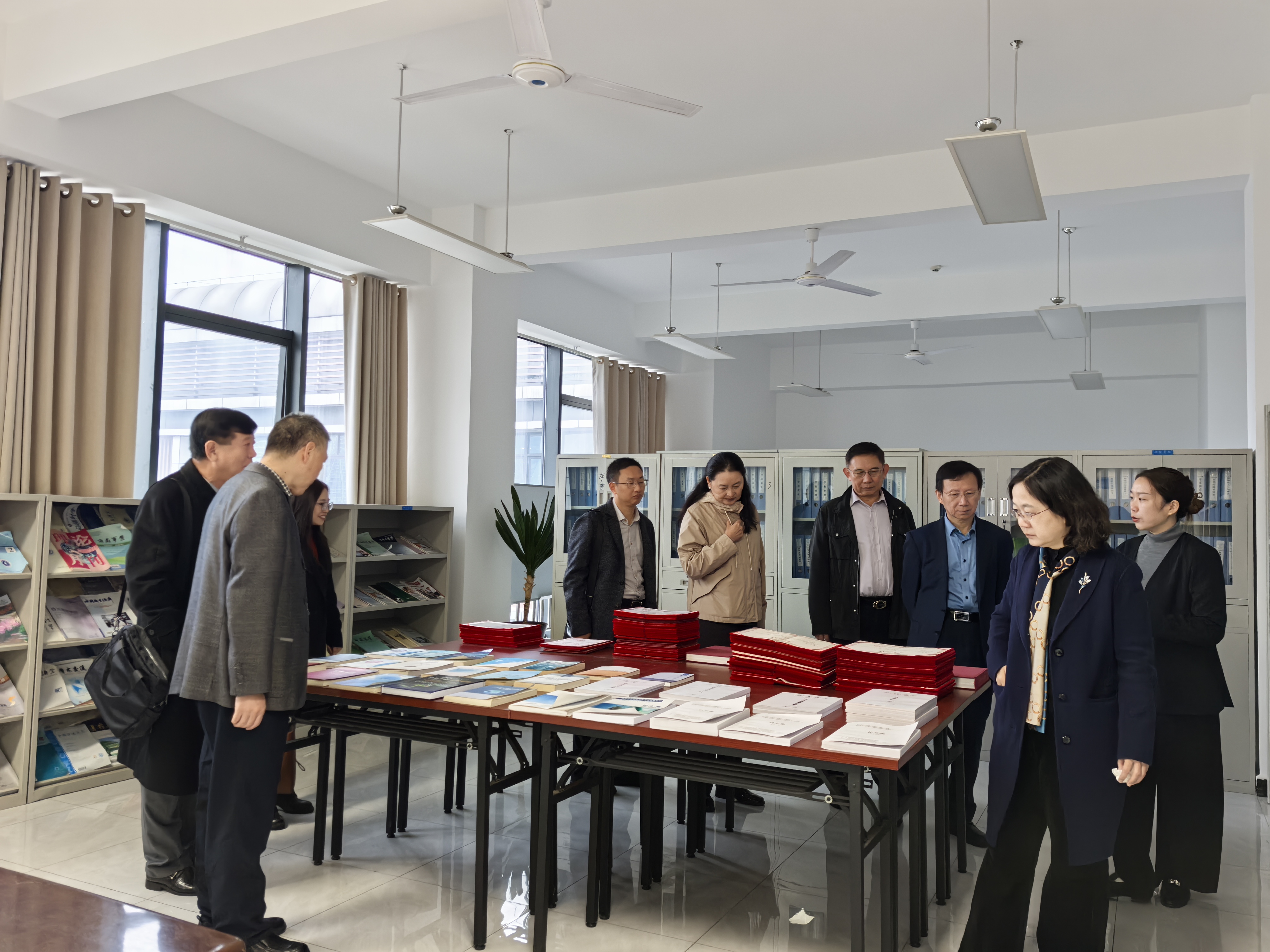 图6  现场考察法学资料室.jpg