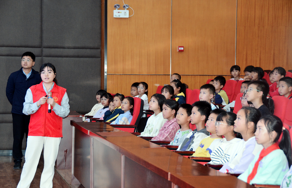 4.志愿者授课.jpg