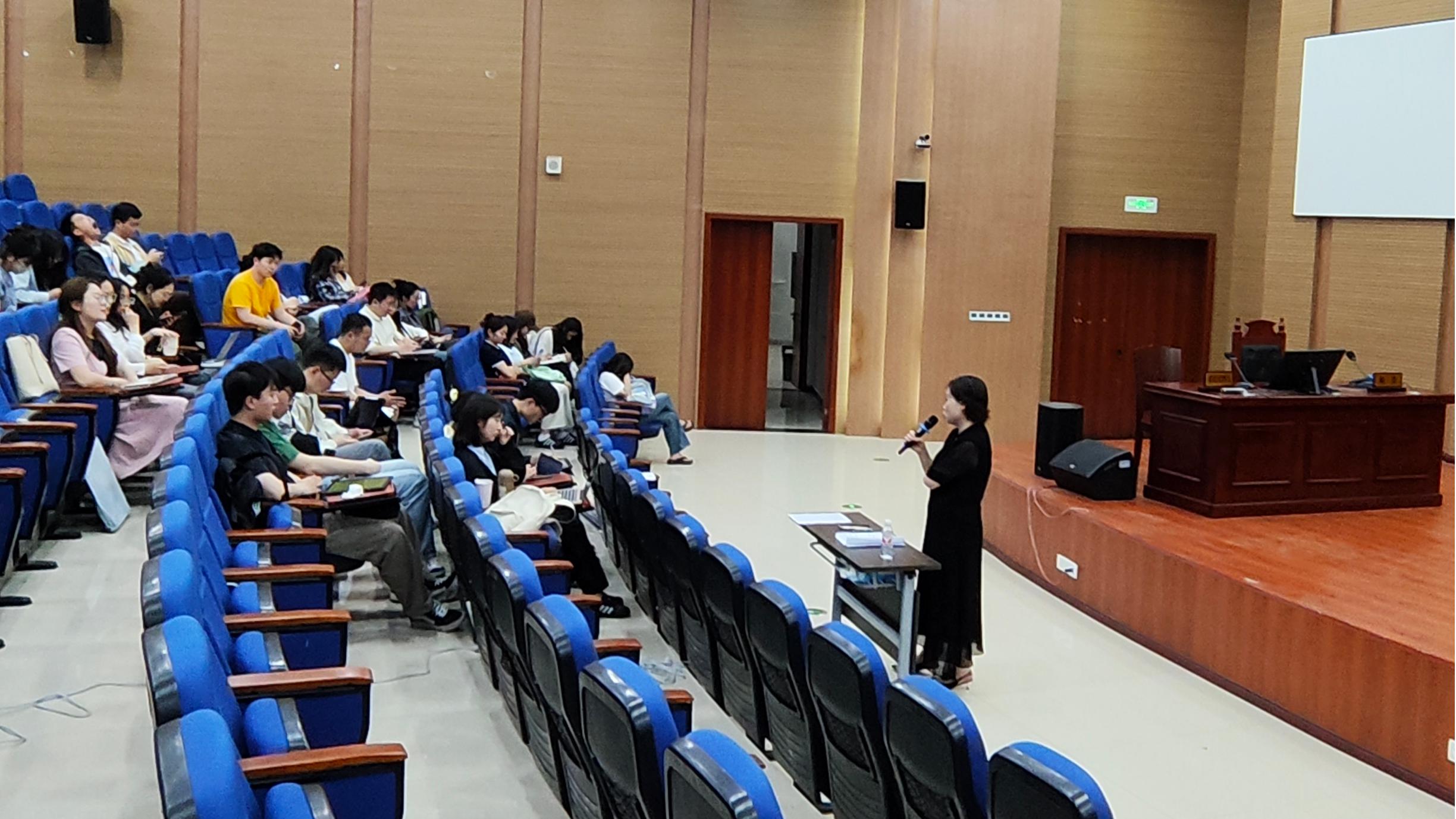 讲座现场.jpg