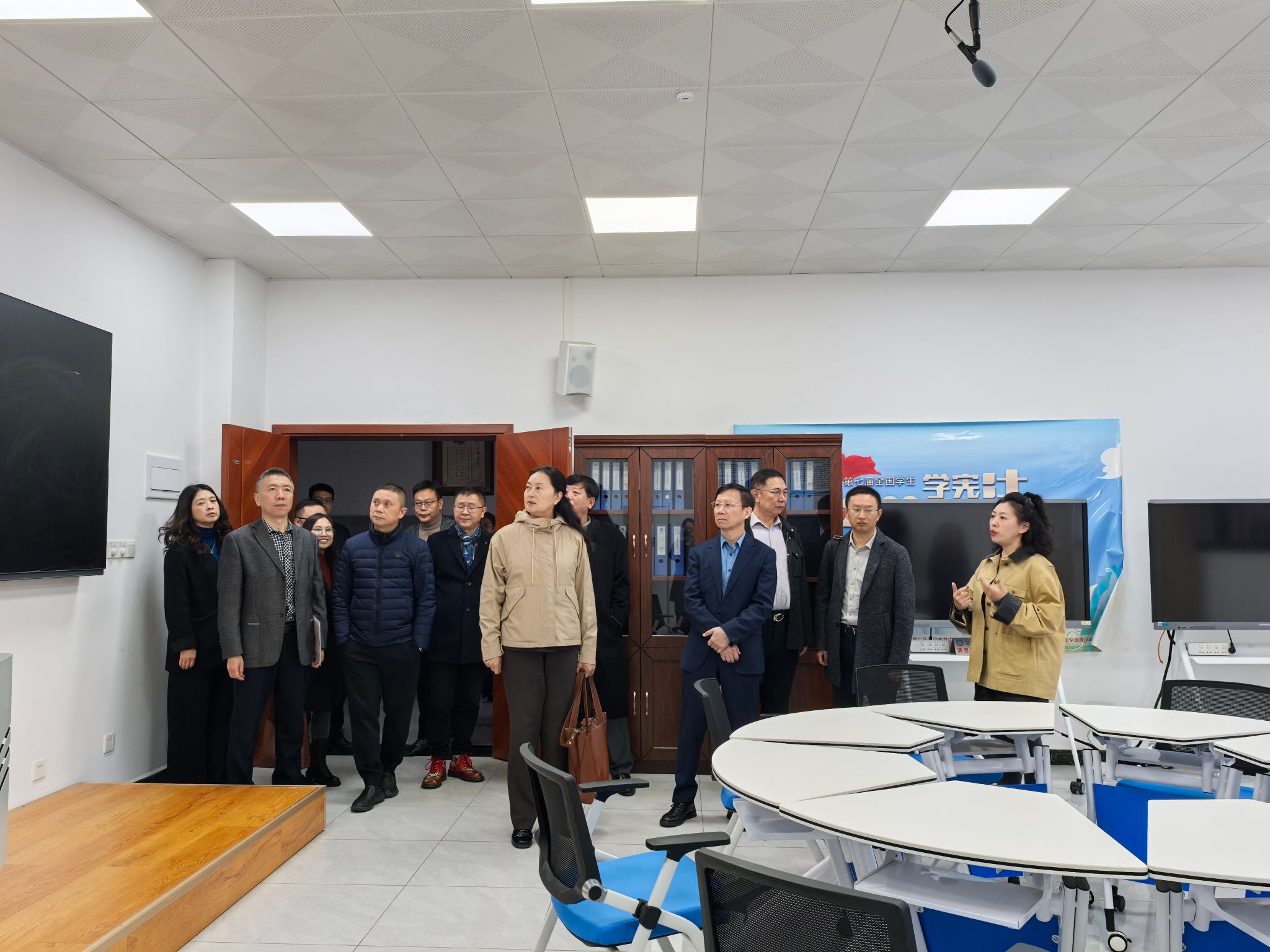 图5  现场考察法律诊所.jpg