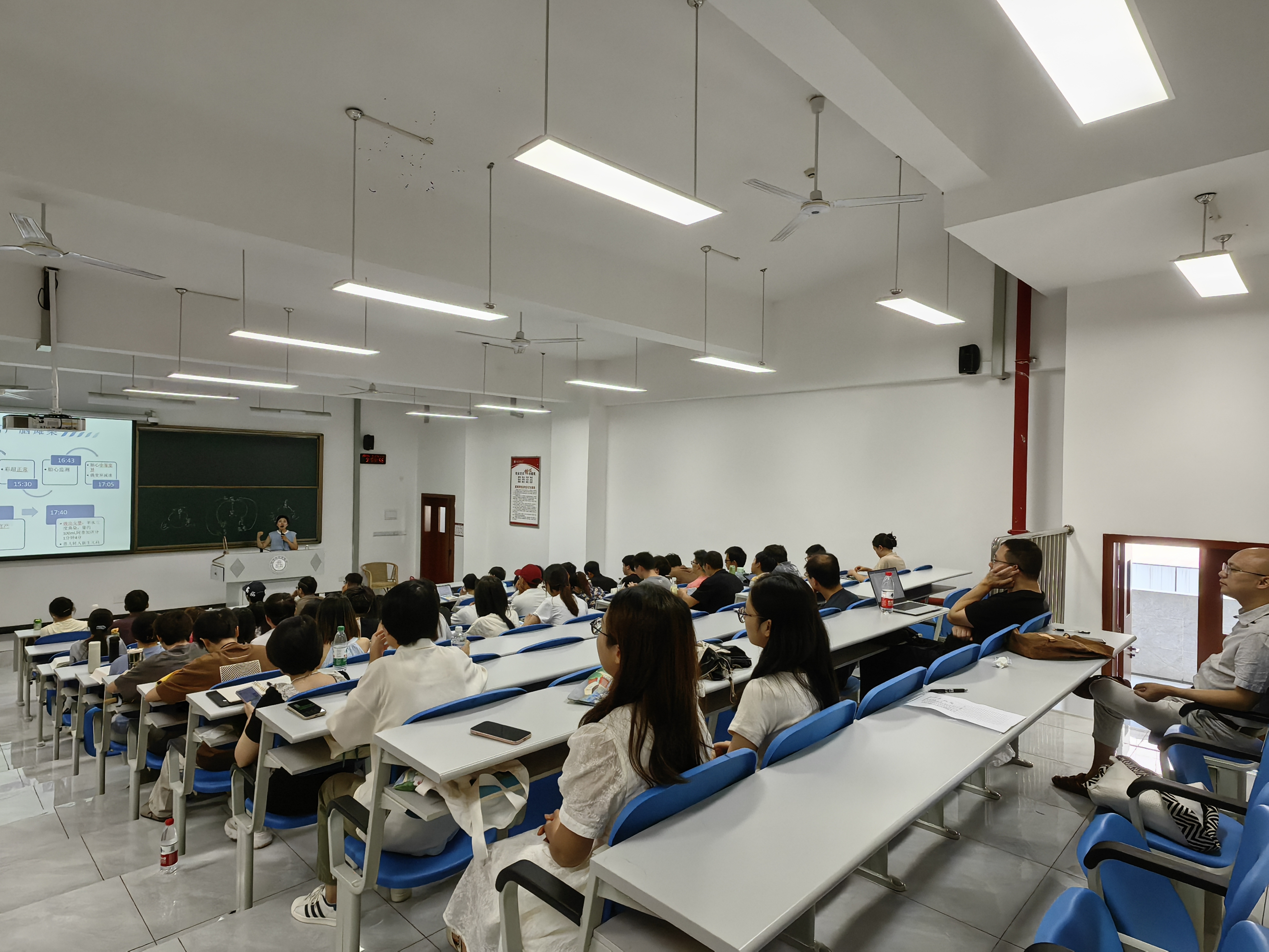 图2  优质课堂观摩活动现场.jpg