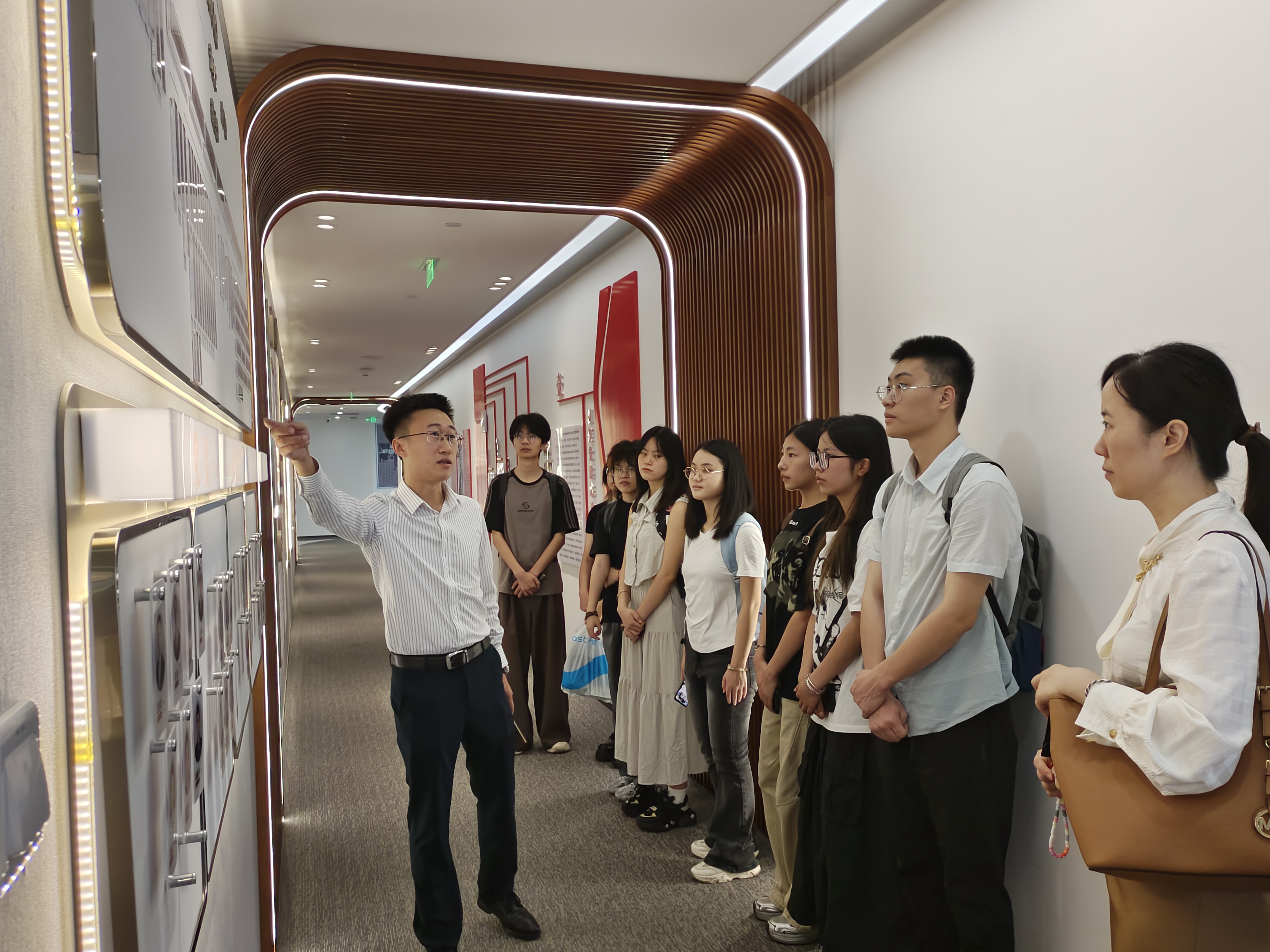 参观四川明炬律师事务所.jpg 参观四川明炬律师事务所.jpg