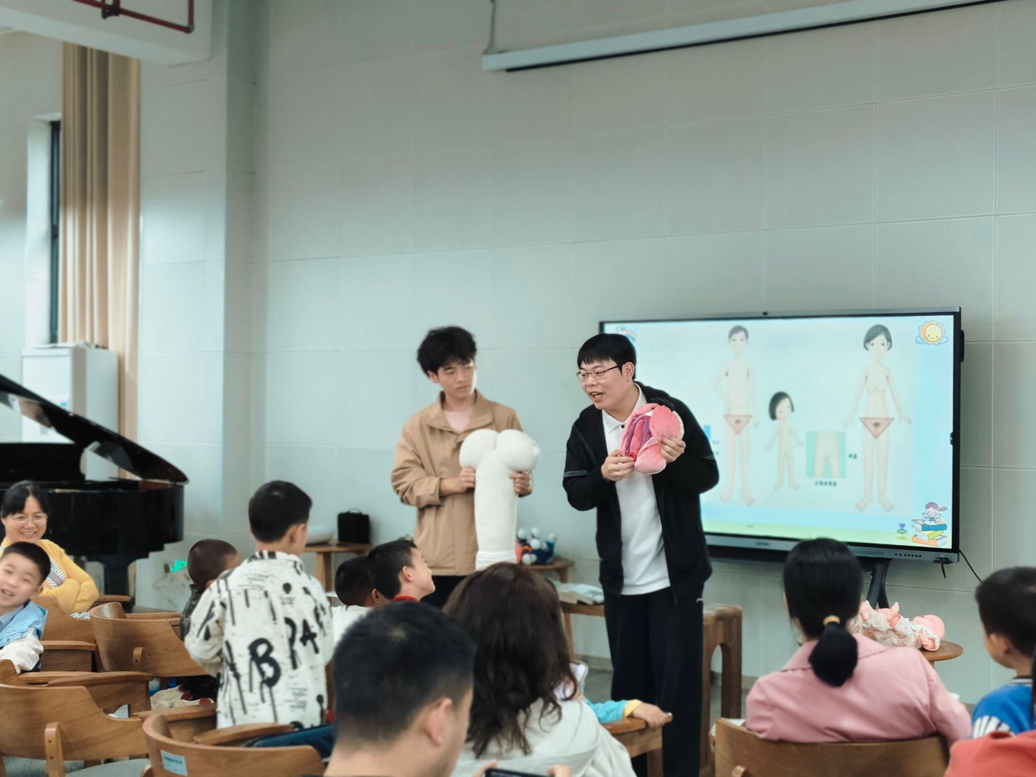 幼儿园学段性教育现场互动.jpg 幼儿园学段性教育现场互动.jpg